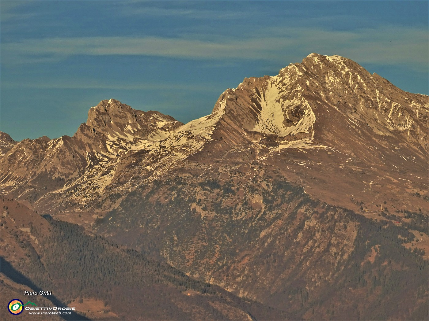 40  Zoom su Corna Piana (2302 m) e Pizzo Arera (2512 m).JPG
